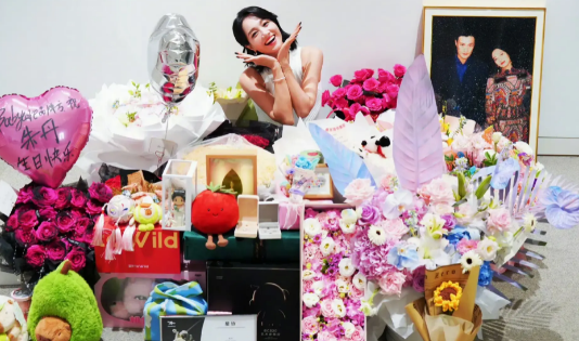 朱丹高调晒43岁生日照,老公周一围闪亮出镜!尚雯婕晒合影送祝福