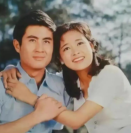 美籍演员张瑜:爆火后离婚,现67岁无子女孤身一人对前夫仍有感觉