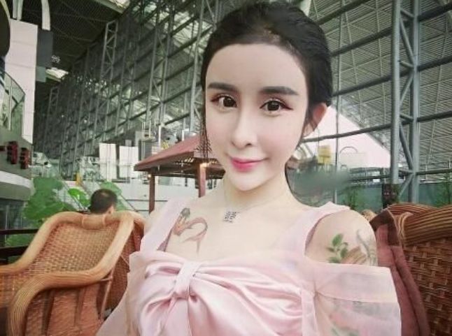 41岁红粉宝宝近照曝光,被嘲像80岁老人,想卖300万房产继续整形