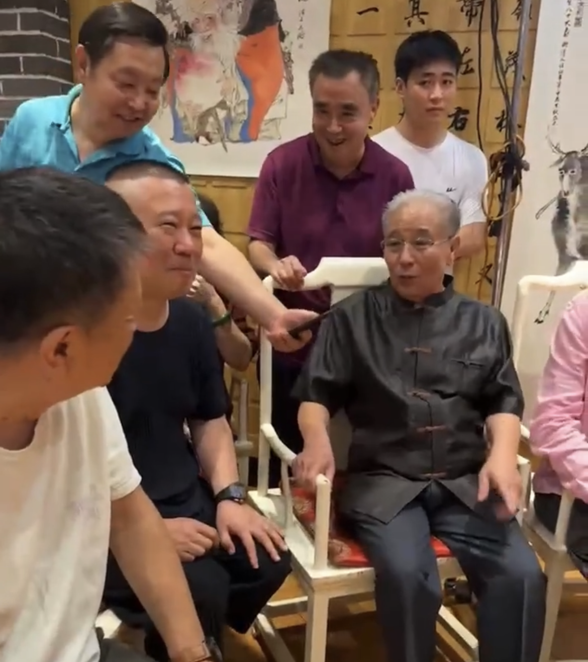 马志明80岁大寿!郭德纲现身送祝福并献唱,刘威稳坐侧位辈分高