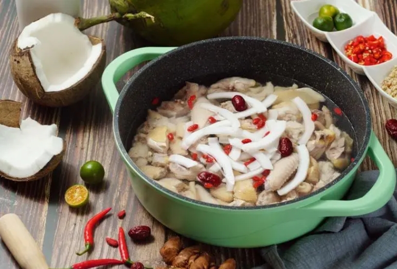 海南特产美食椰子鸡汤