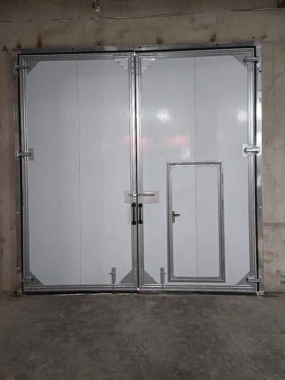 银川工业平开门批发