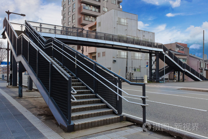 沙河市的小学学校门口何时能有一座通往马路对面的天桥呢?
