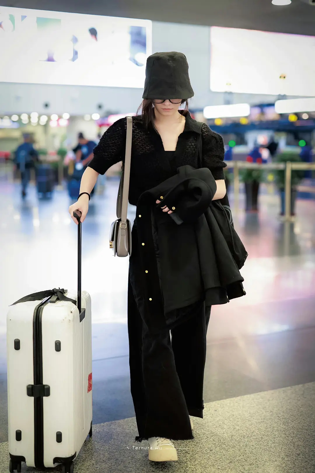 李庚希的"不良少女"穿搭,透露着一身反骨,桀骜不驯