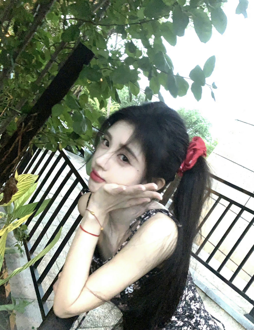 扎马尾的鞠婧祎好甜好可爱,妆容一百分,活力满满,妥妥的青春美少女