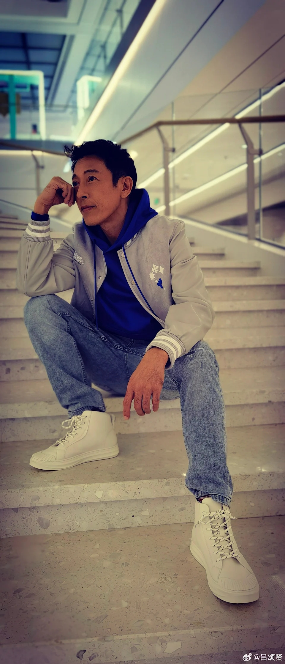 59岁吕颂贤近照曝光!台风天与好友小聚,上月曾病危昏迷险丧命