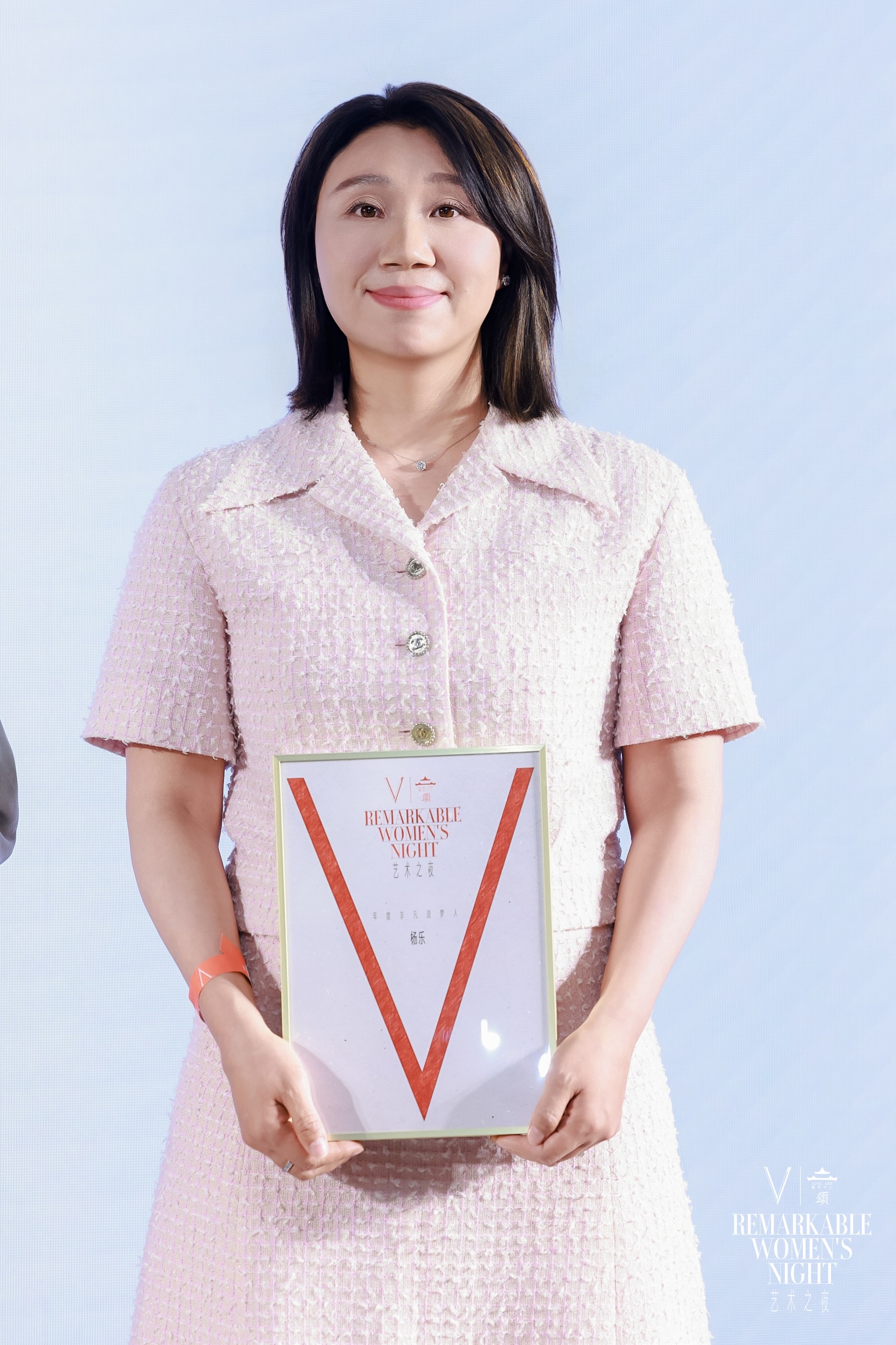 欢娱影视杨乐「非凡女性艺术之夜」获评"年度非凡造梦人"