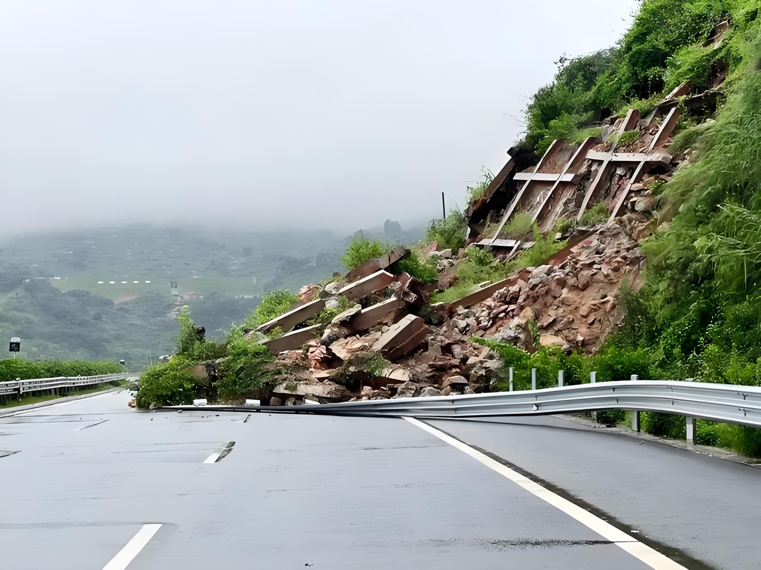 山区道路行车风险大图片