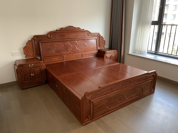 尊贵之选:大果紫檀红木大床