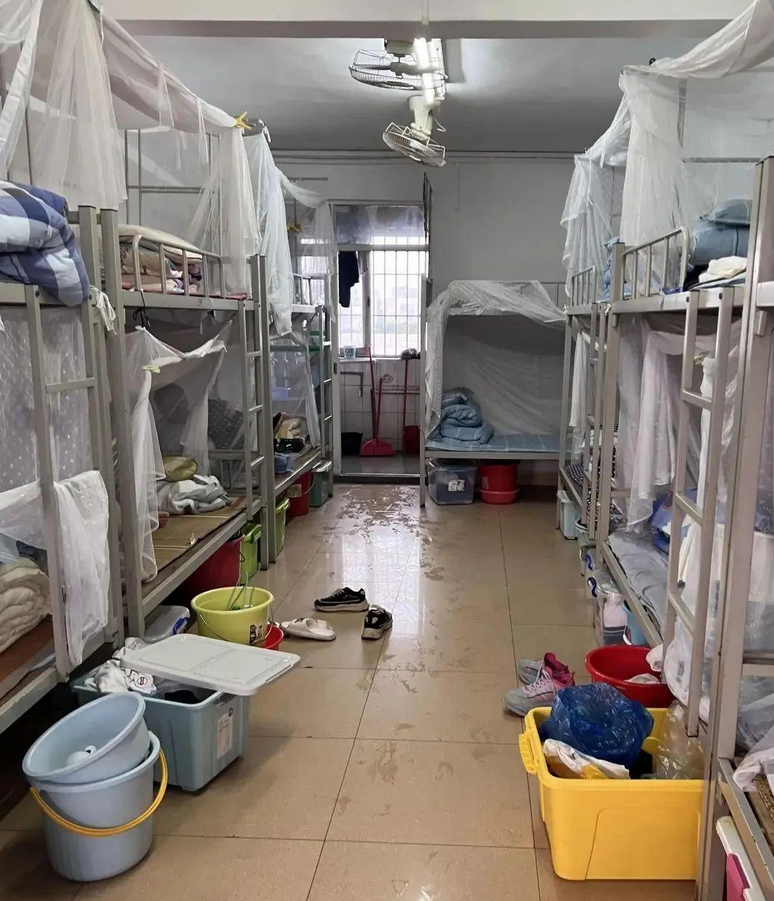 中学37平宿舍住14人,有人3天没洗澡:教育公平被"折叠"