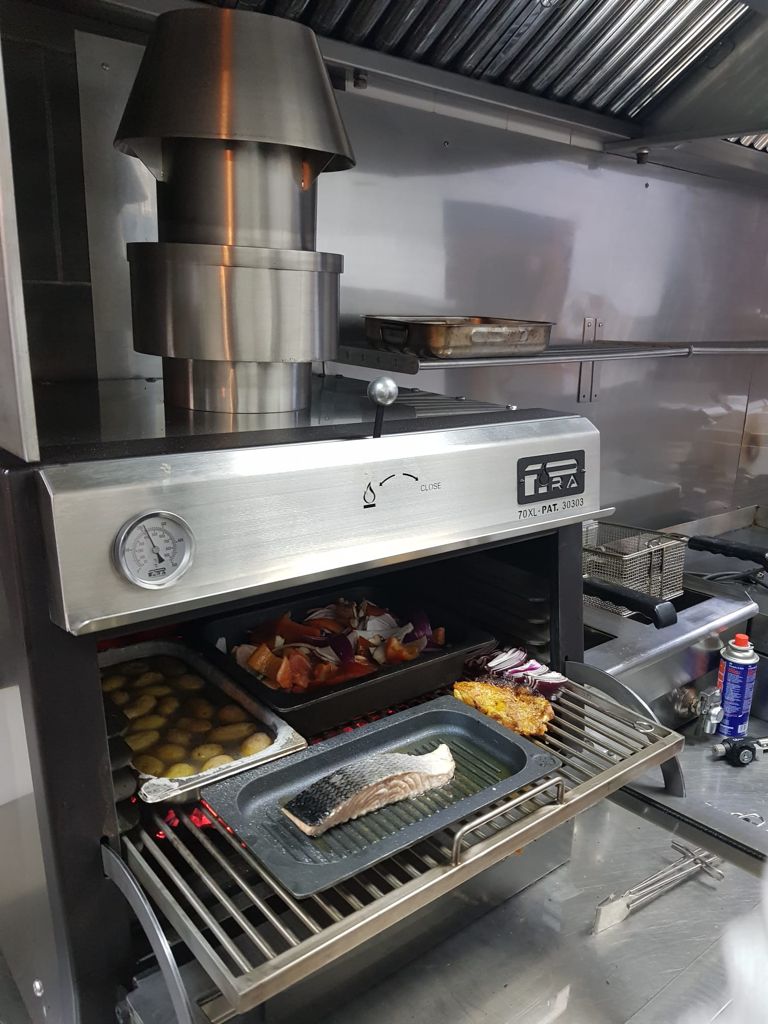 独特的炭烤设计 容纳多样食材:西班牙pira pira70xllux 炭烤箱