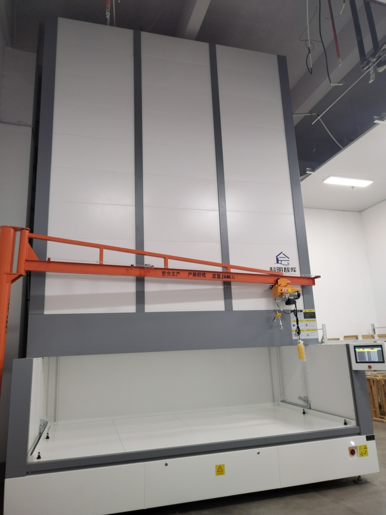 不知道垂直立体货柜是什么？厂家用大白话为你科普这个智能仓储工具