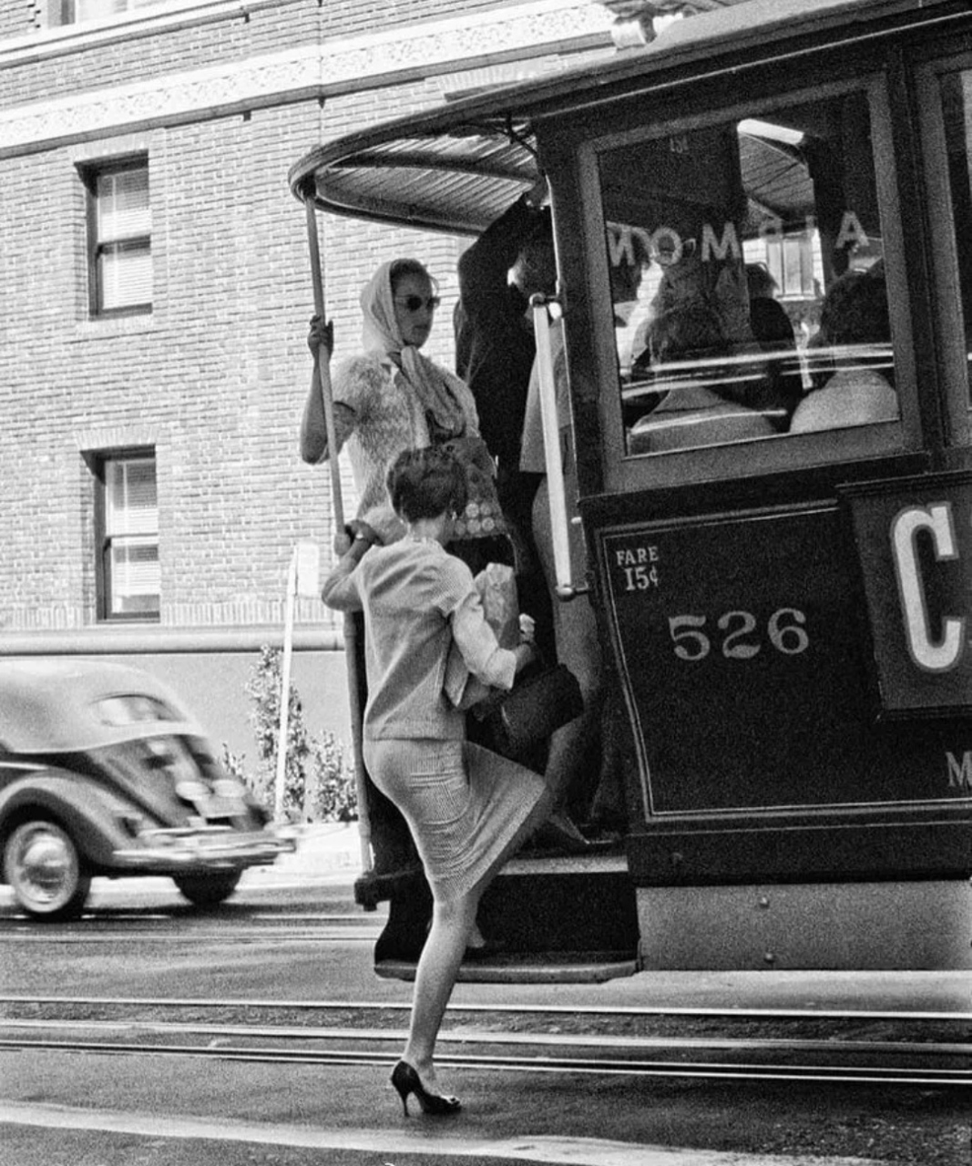 20世纪40年代,美国旧金山,一位妙龄女郎正准备上公交车.