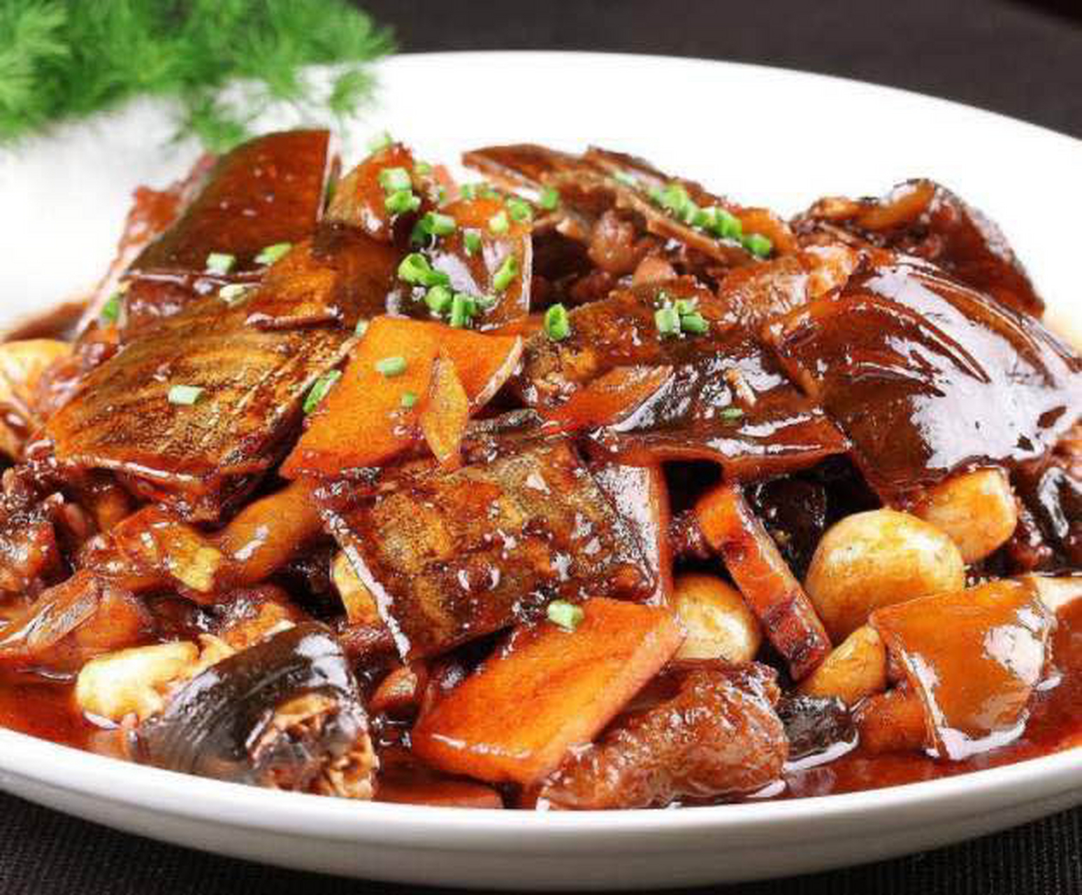 以下是几种常见的家常做法:红烧水鱼:1