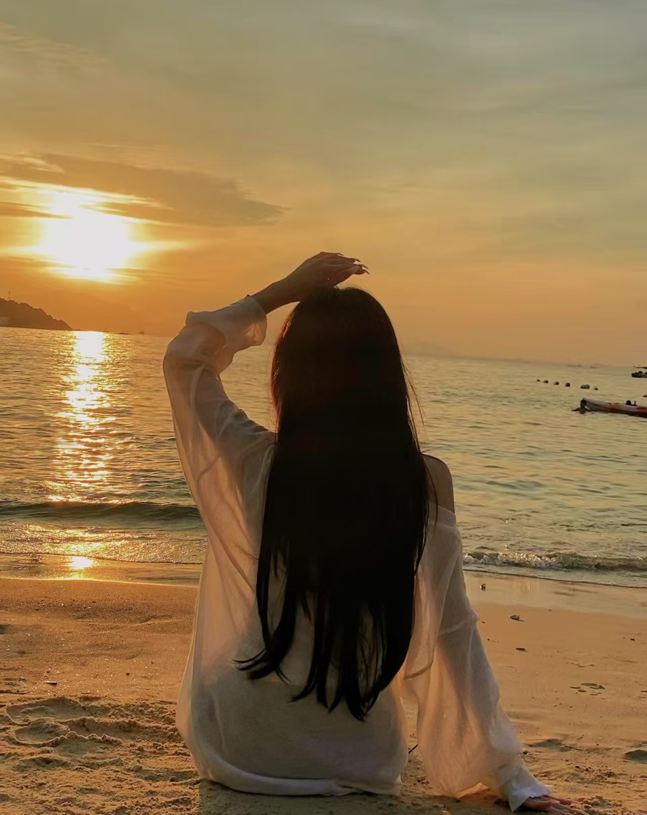 夕阳下海边的孤寂仙子