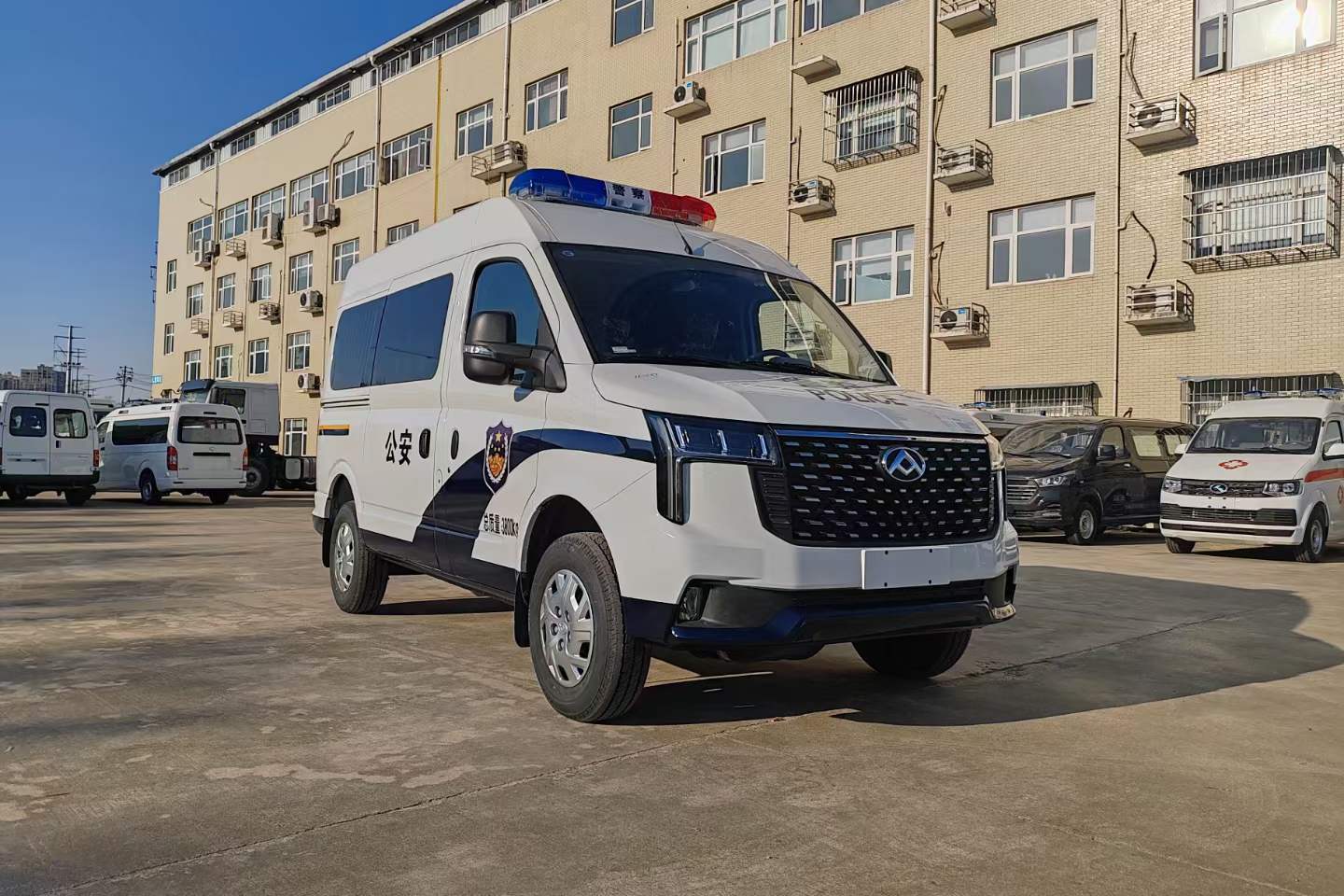 大通v80短轴囚车是司法,公安等机关的高性能专用车辆,具备优秀运载力
