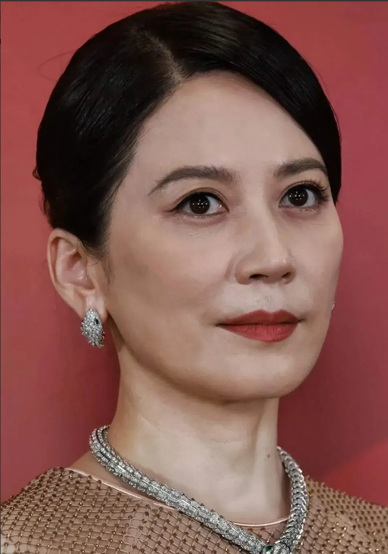 明星素颜反差大:宋轶眼纹显老,rain油光满面,汉良似长辈引热议