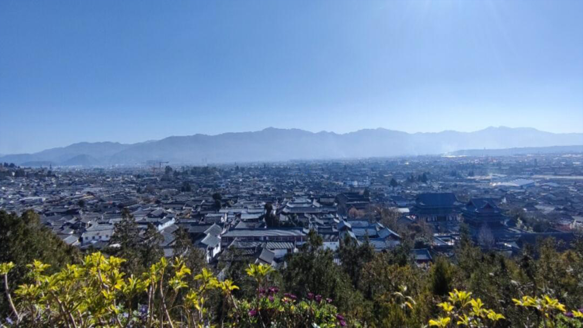 《登高望远 丽江狮子山的壮丽全景》