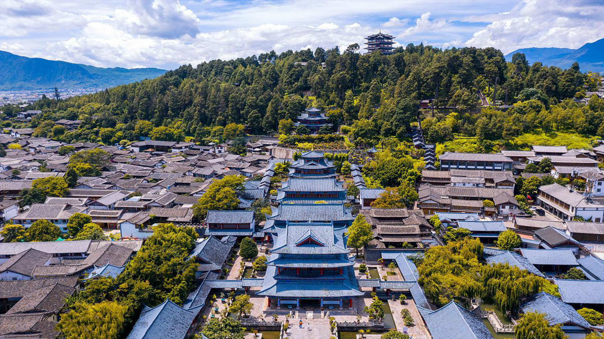 《登高望远 丽江狮子山的壮丽全景》