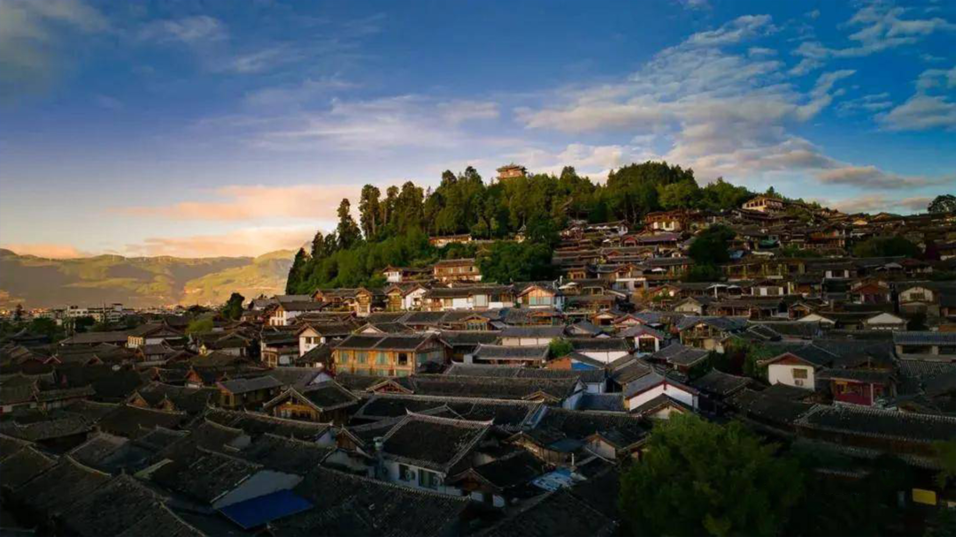 《登高望远 丽江狮子山的壮丽全景》