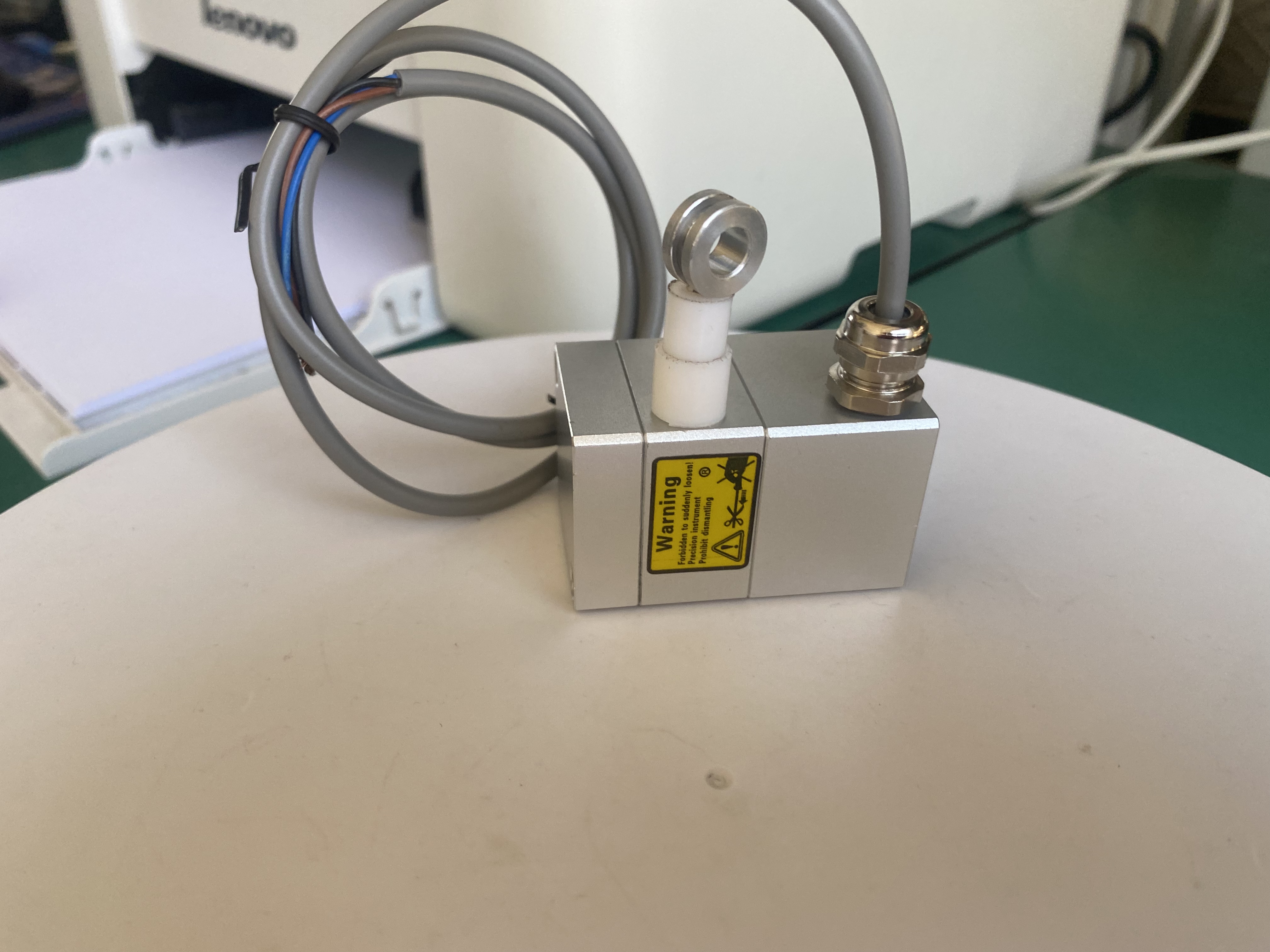 拉线位移传感器几乎无偏差地追踪位移变化