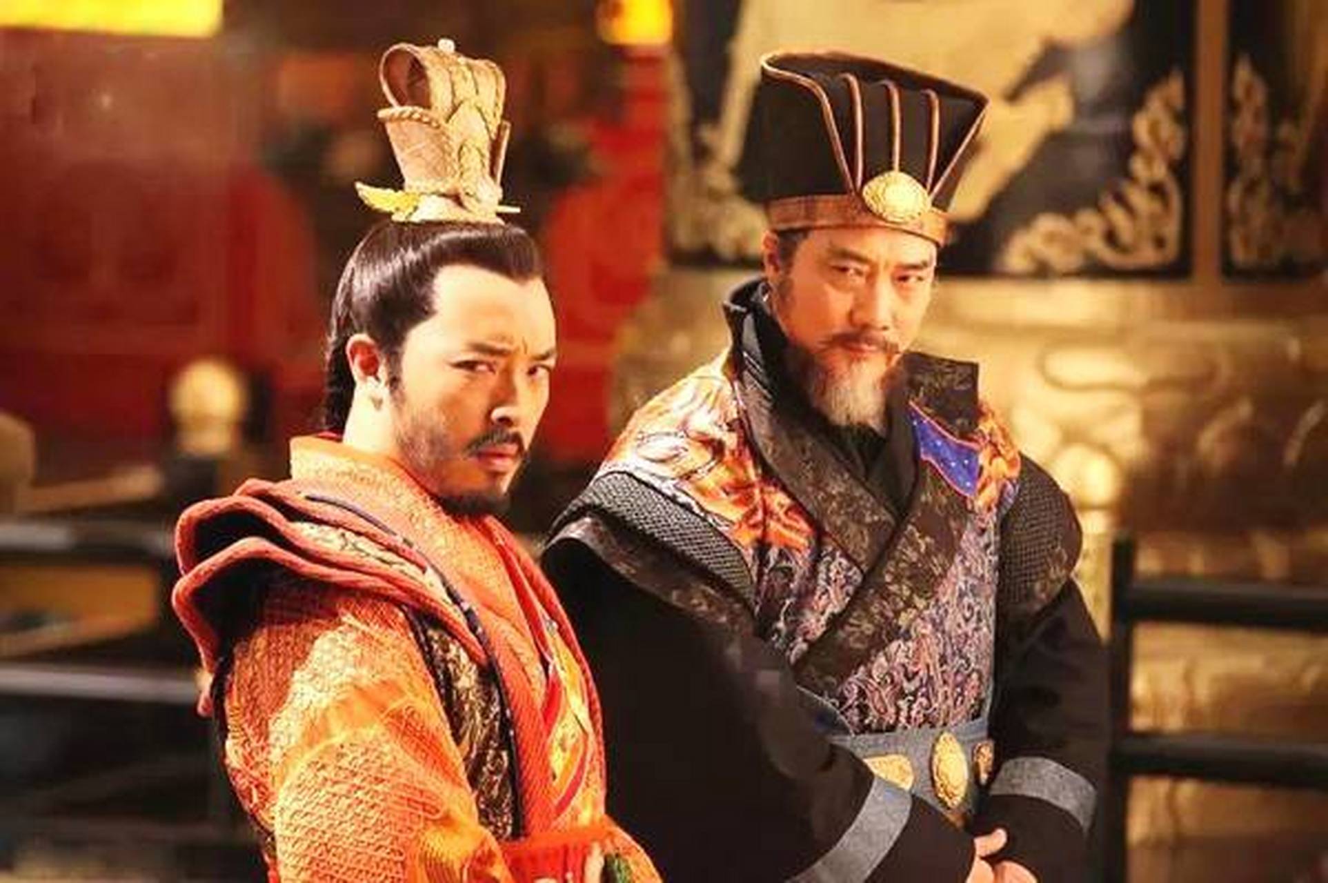 杨坚篡的是北周的皇位,北周皇帝姓宇文.