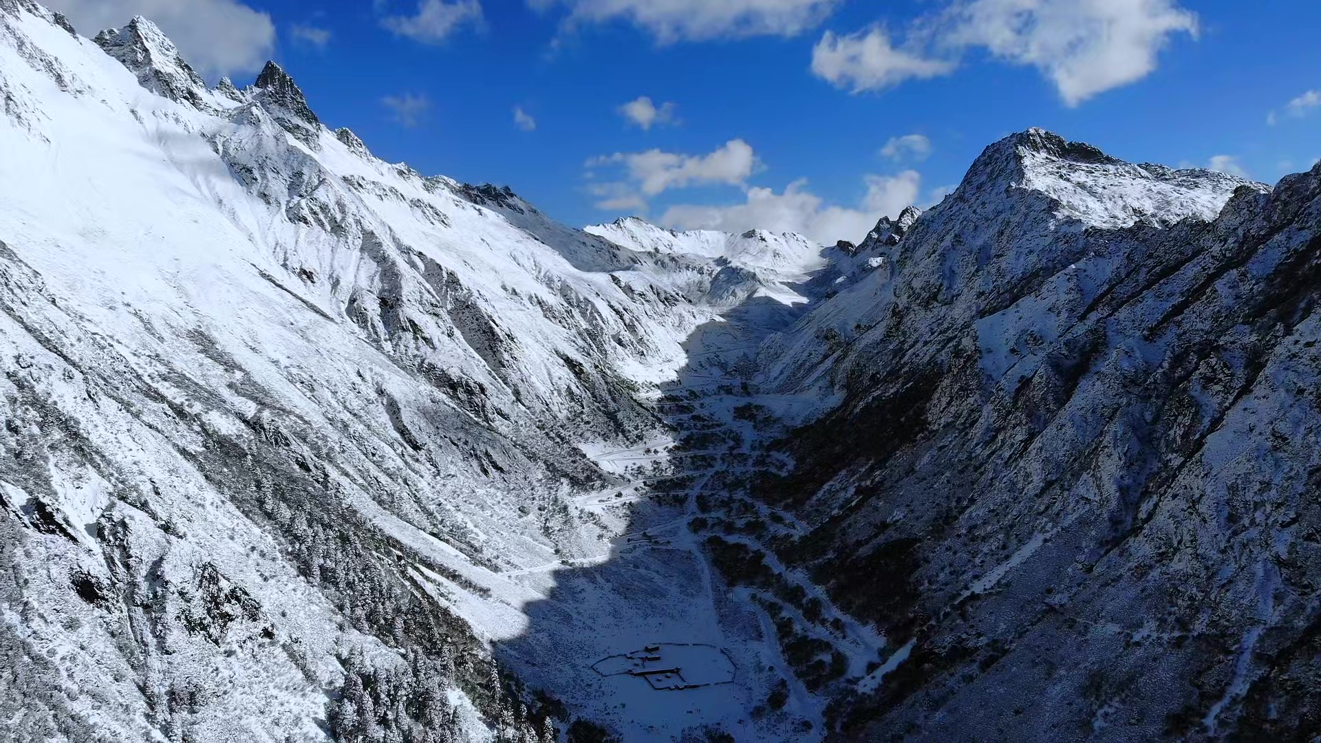 在四川,五月竟也会有这样的雪景?川西深山秘境雪后森林美如童话