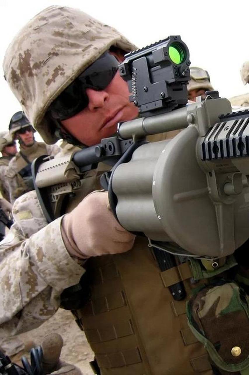 为什么美国大兵打仗的时候爱戴着墨镜?耍酷吗?