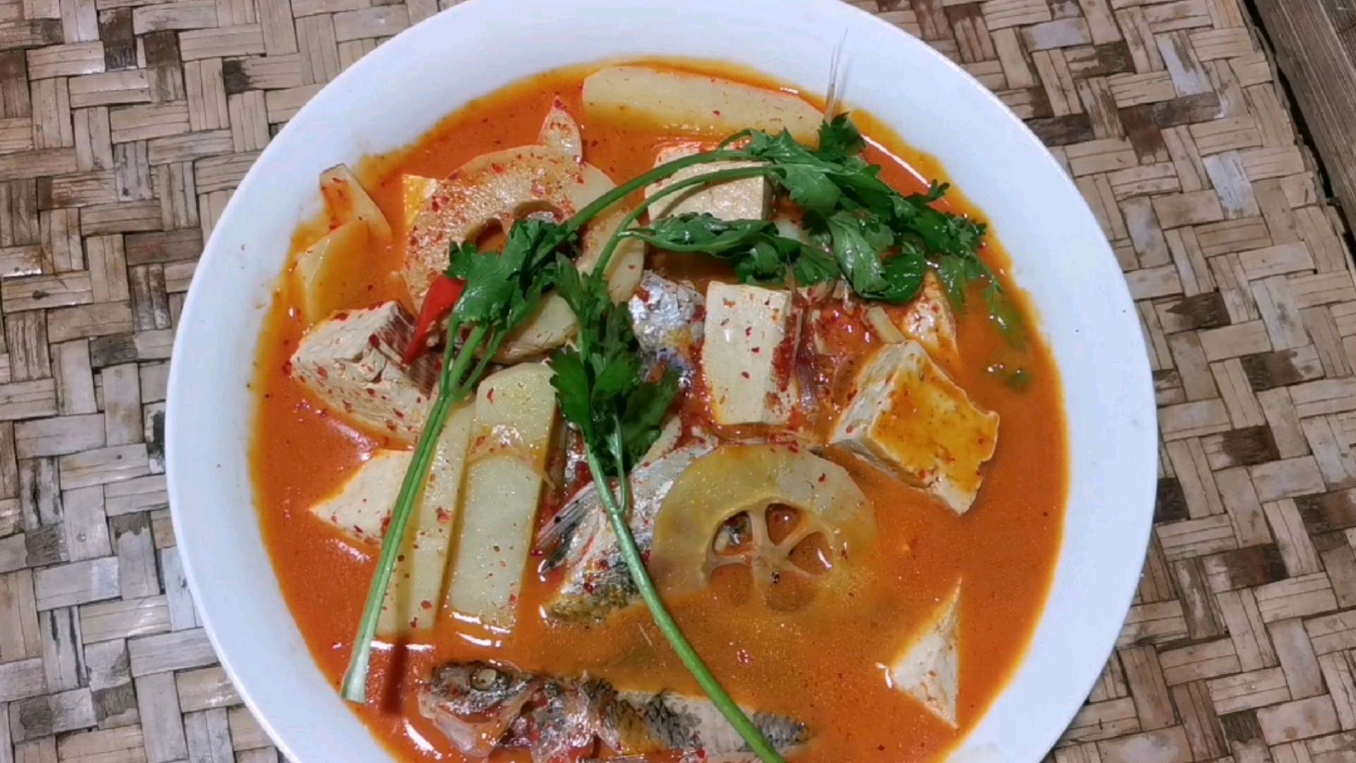 云南姑娘阿云做的云南特色大理白族酸辣鱼,吃鱼费饭