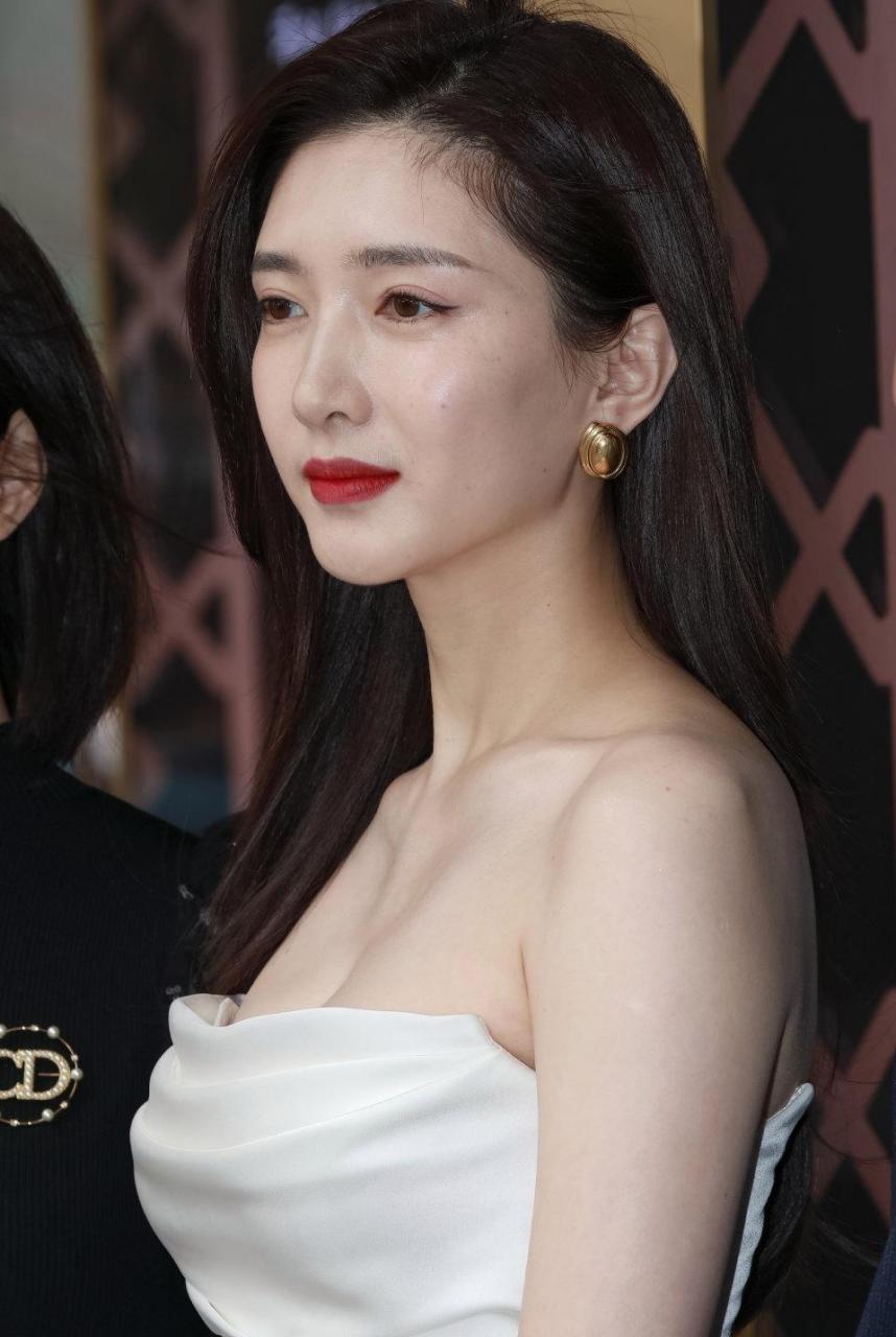 江疏影是一位华语女演员和时尚偶像,她近期穿着一件白色长裙出席活动