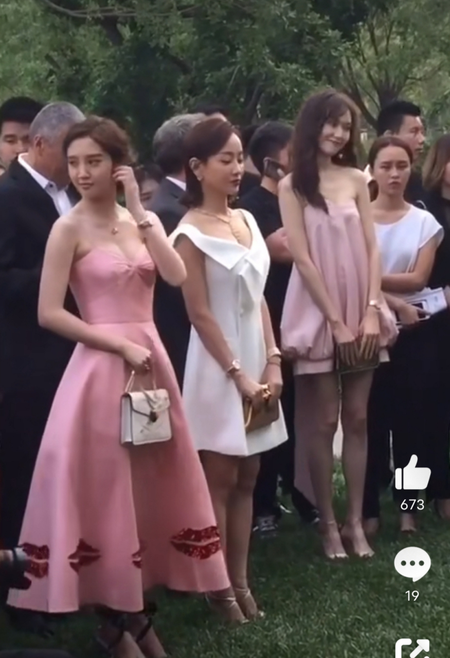 唐嫣,杨蓉,唐艺昕一起参加活动主办方安排在草地上,仨人全是细高跟,都