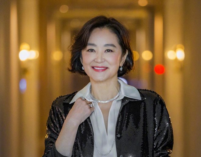 69岁林青霞街头主动找路人帅哥合影,衣服搭配古怪引争议