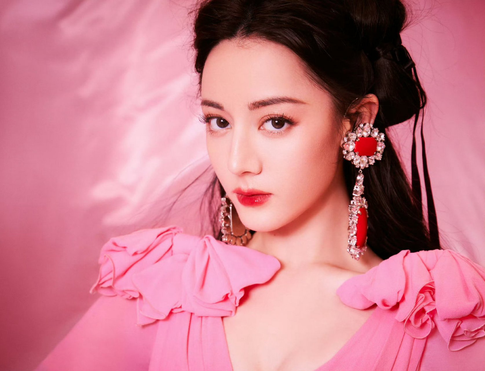 迪丽热巴的大耳环太抢镜了,很难不注意到 676767