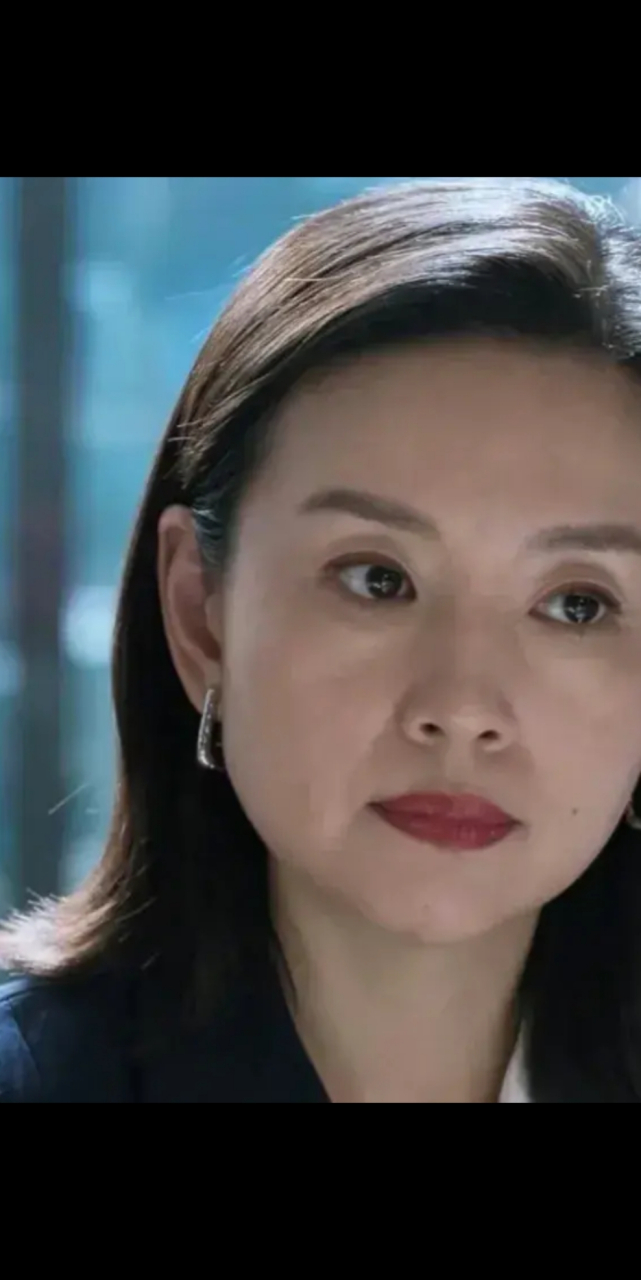 董洁在直播间里的皮肤细腻,紧致,整体面相年轻而充满活力;而她在《不