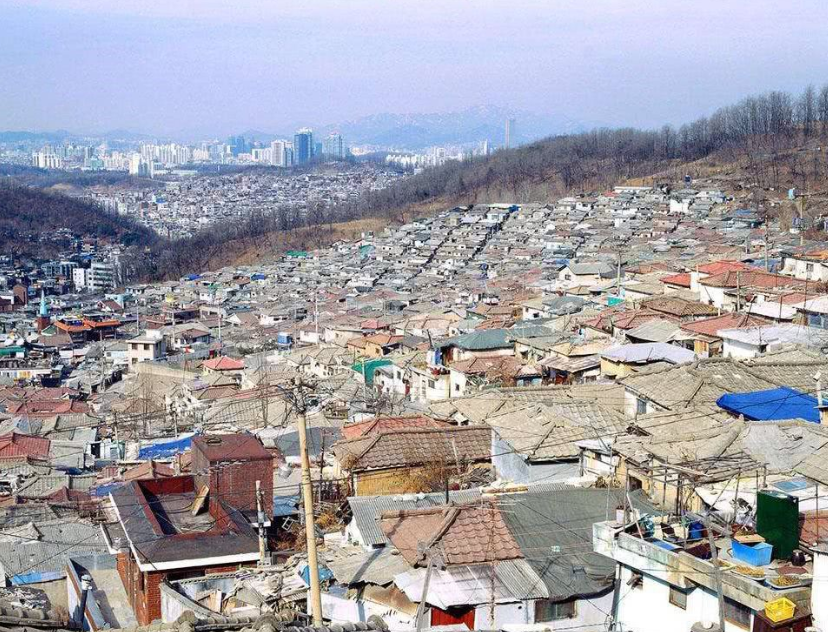 韩国首尔最大贫民窟,人挤人,讽刺的是,对面就是富人区