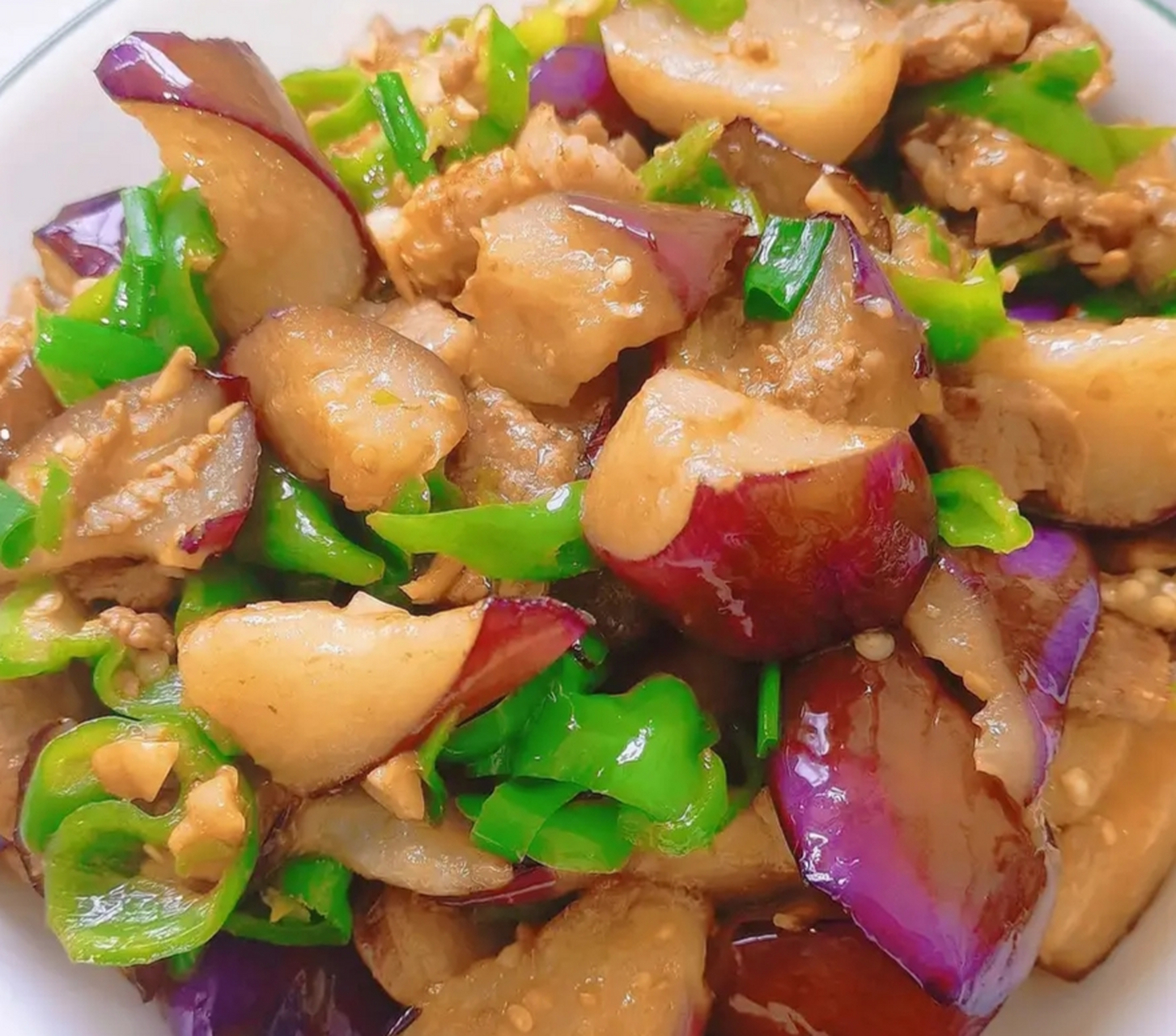 我的美食分享#  青椒茄子炒肉  食材:茄子,青椒,肉,蒜  1.