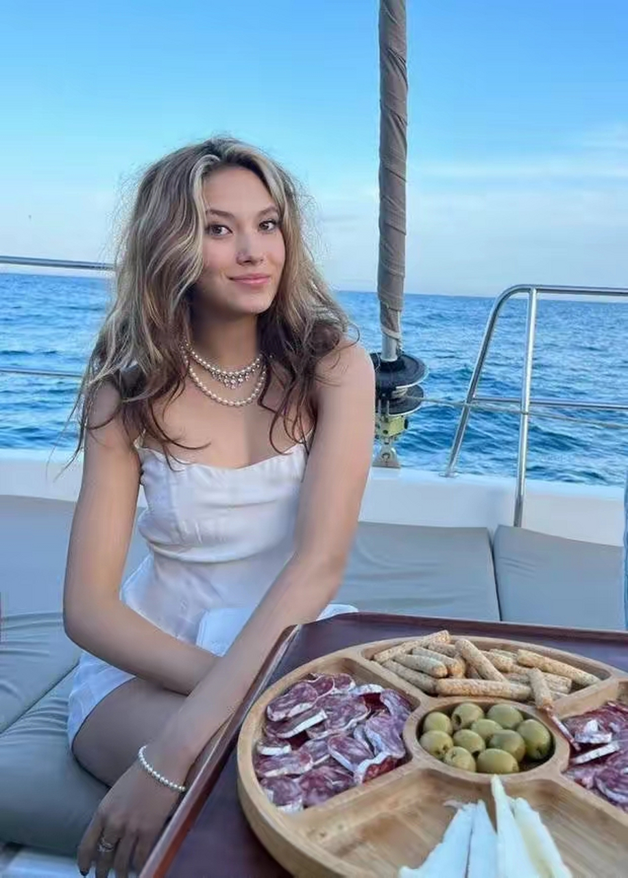 谷爱凌穿白色吊带裙阳光贵气 大口吃披萨超可爱