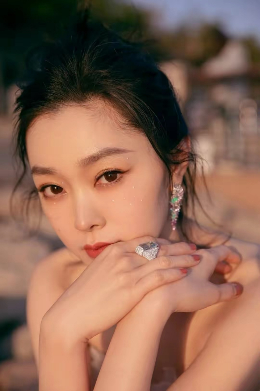 凌乱的秀发被海风吹起,撩拨了心弦,那精致的美,就