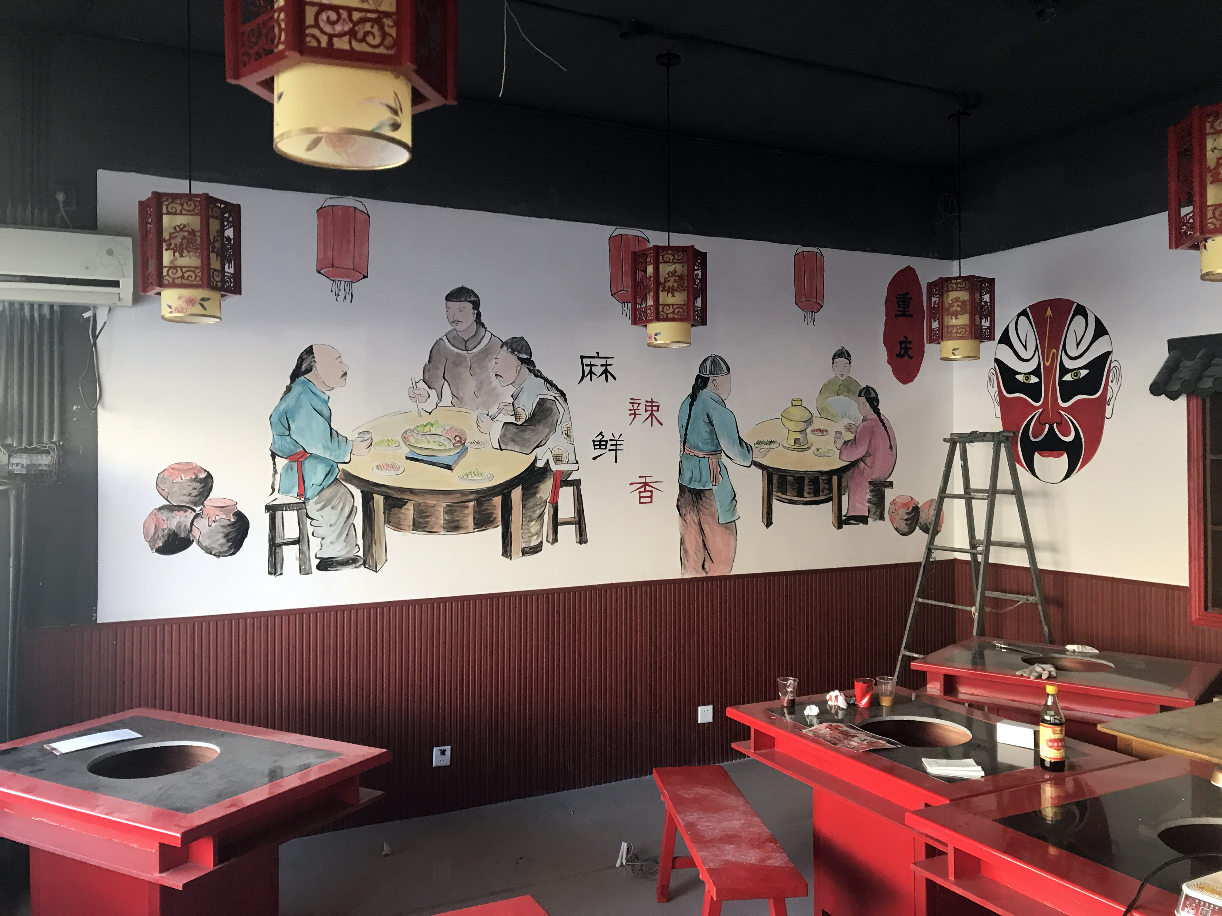 淳安县建德市两个城市墙体彩绘画师,用色彩美化单调的