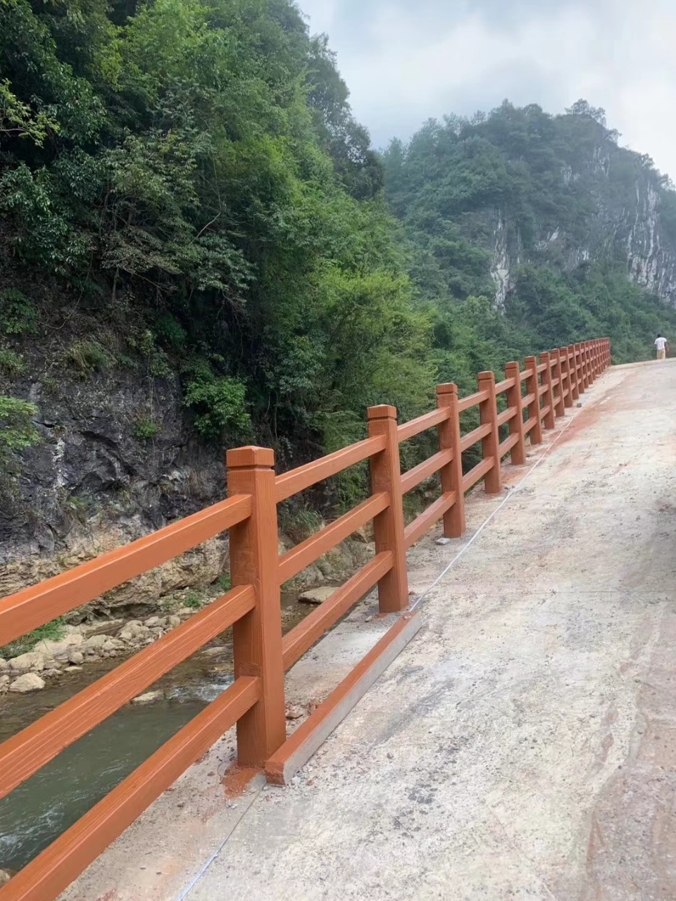 仿木栏杆# 仿木栏杆以环保材料制成,安全耐用,多样应用,融合自然,成