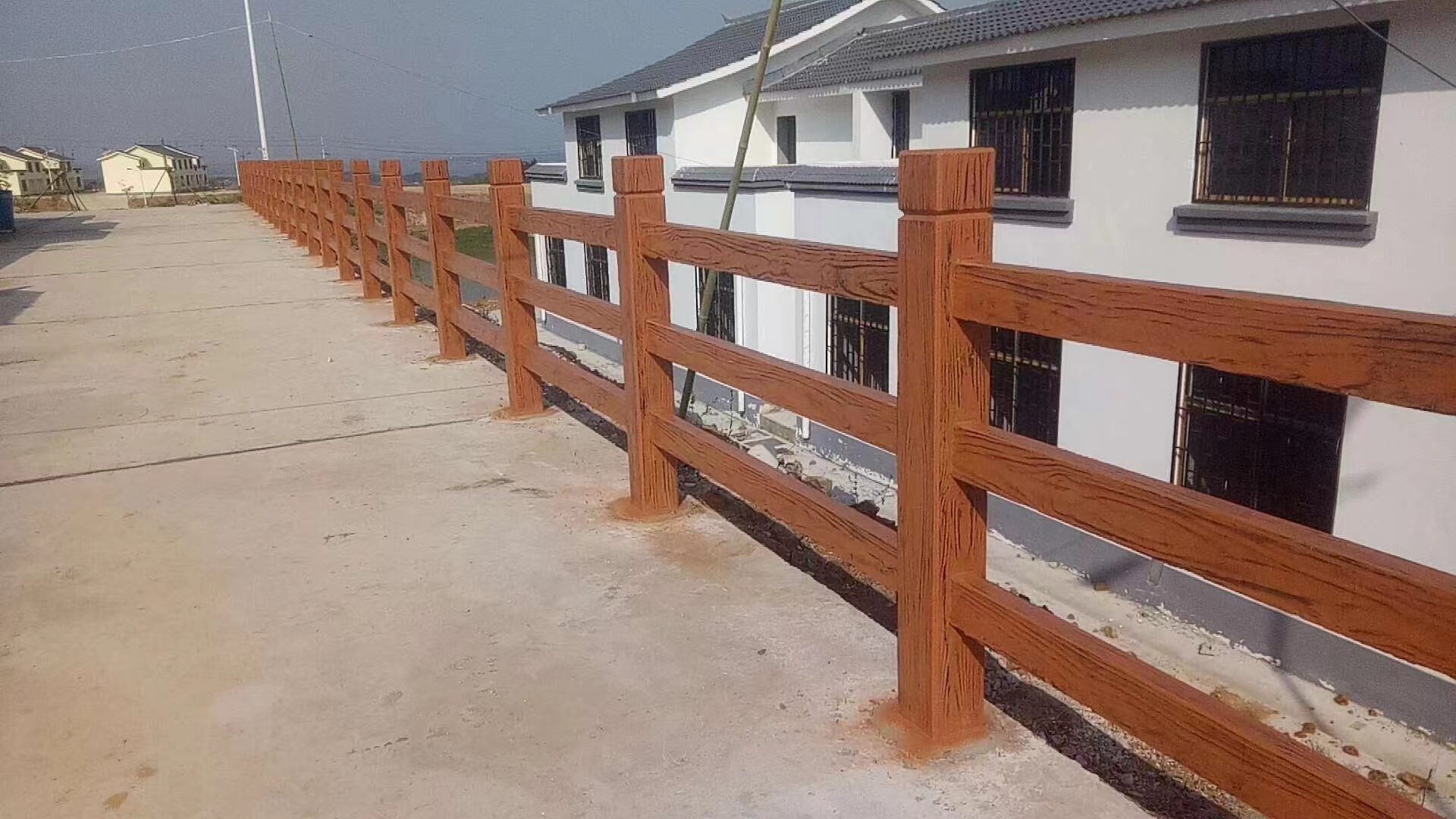 仿木栏杆# 仿木栏杆以pvc,wpc,铝合金,钢铁,水泥等为材,工艺含翻挠腚