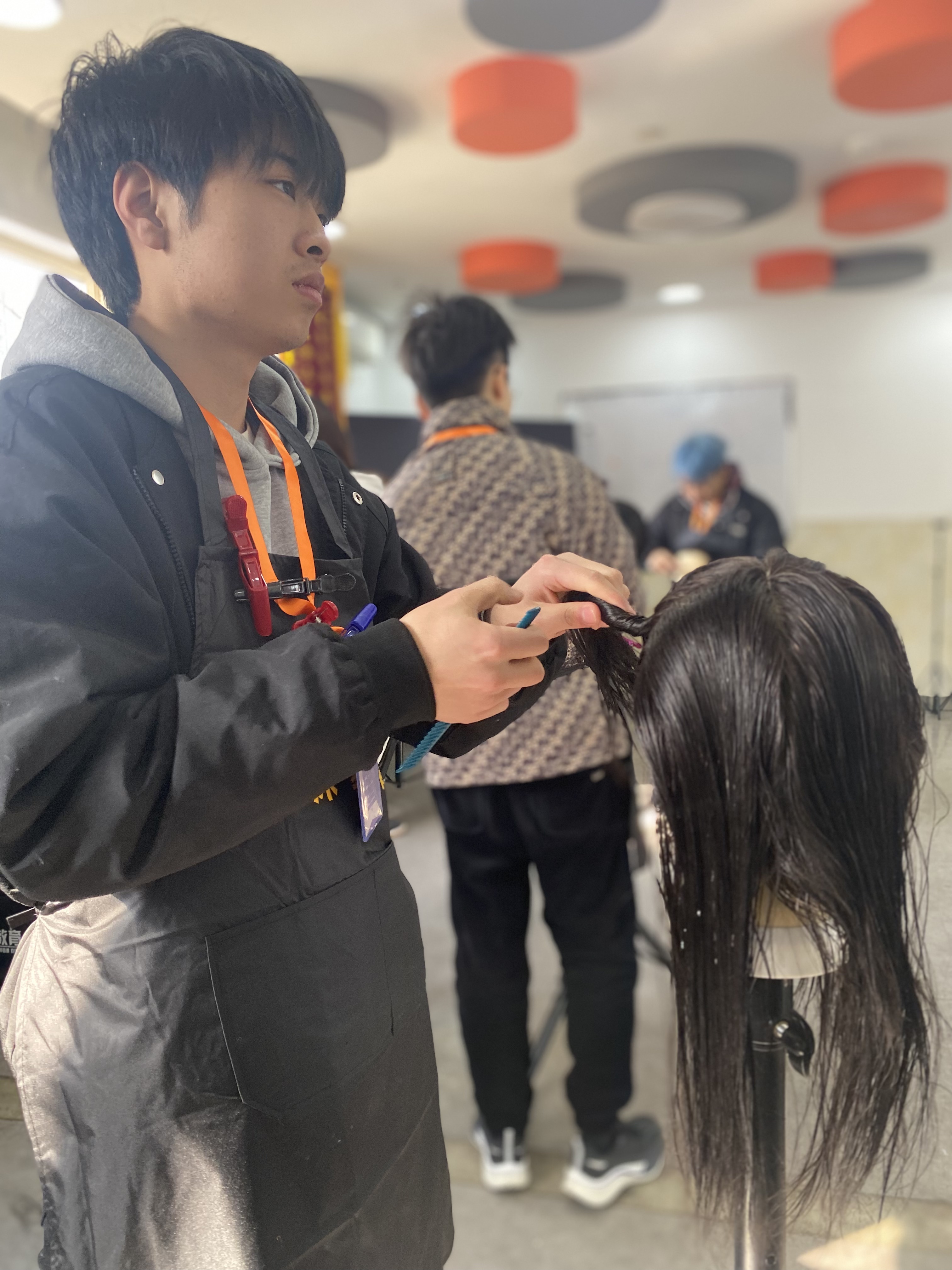 贵阳学美发的学校有哪些?哪个学校更好一点