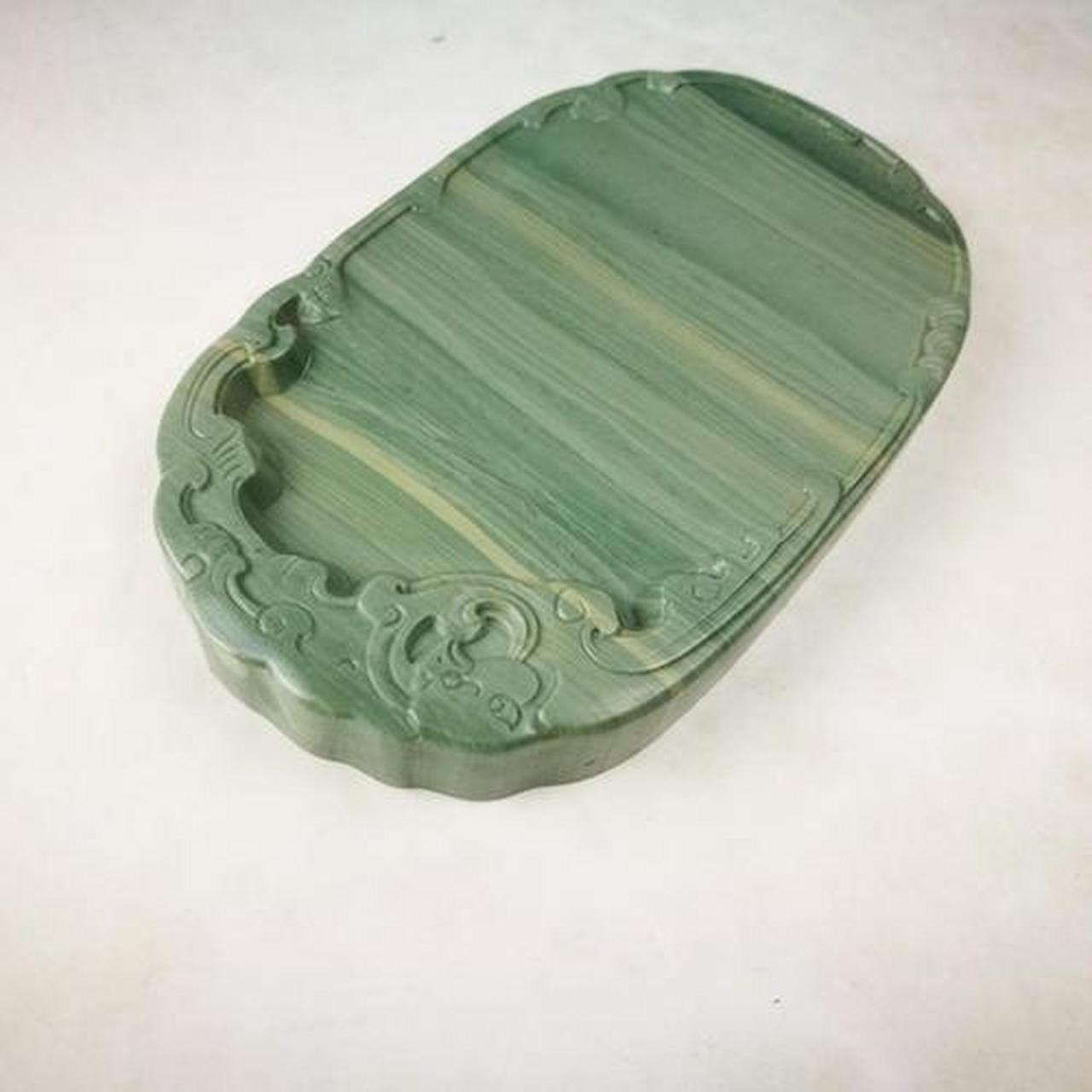 早在辽,金时期松花石砚就由民间艺人雕琢成族人的首领佩戴的饰物或达