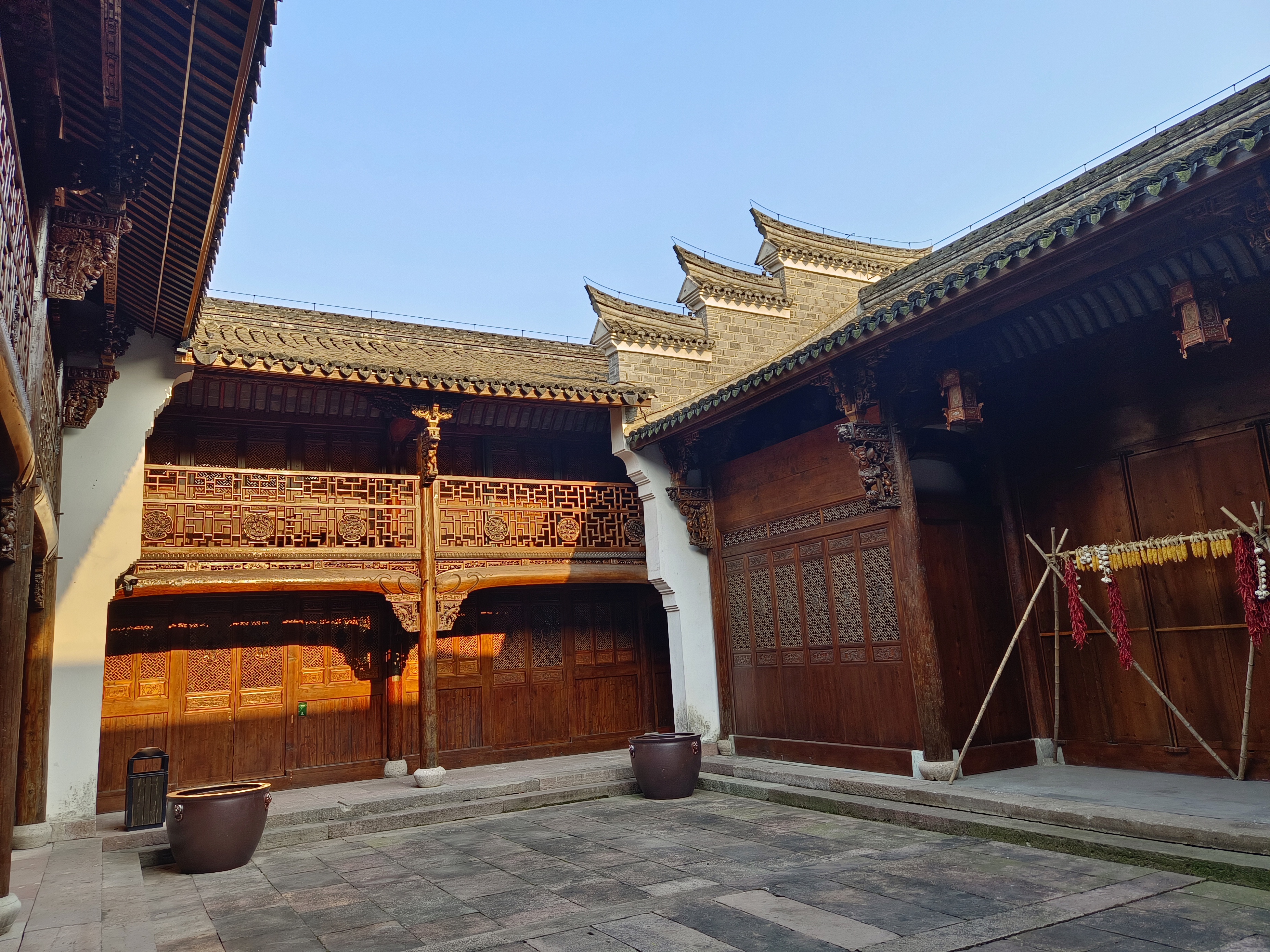 蒲团布衲,难于少时存老去之禅心; 玉剑角弓,贵与老时任少年之侠气