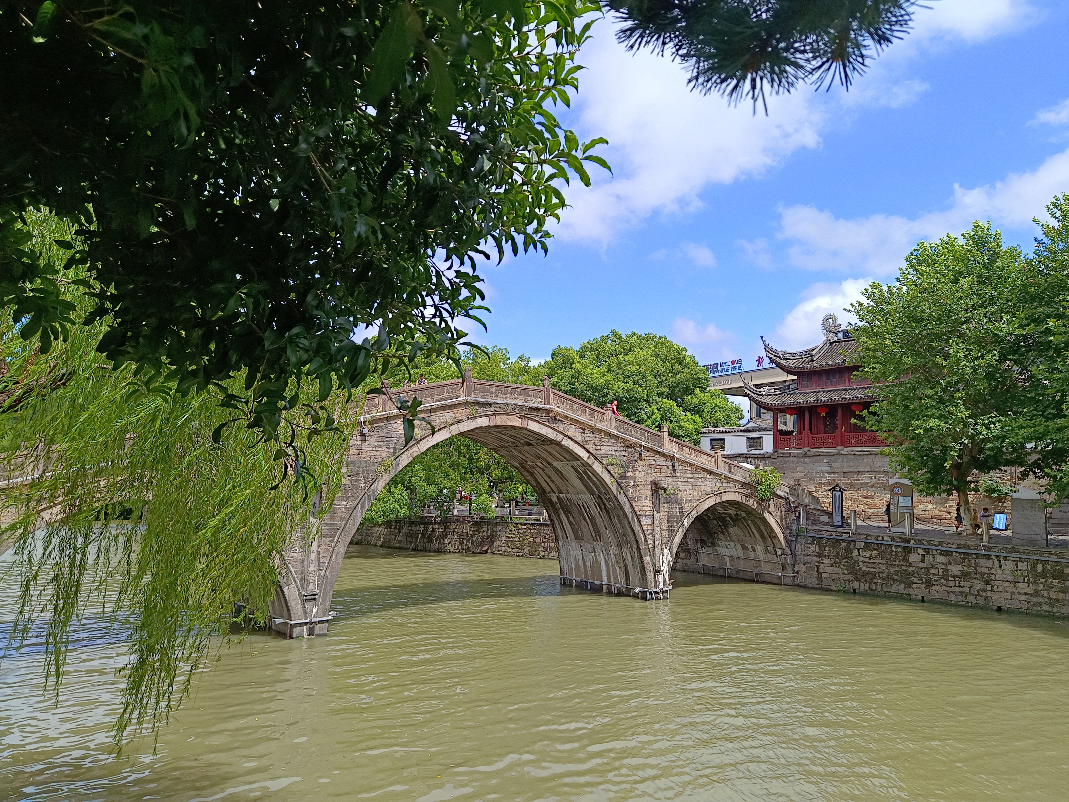 上个世纪八十年代,管理大师德鲁克出了一本书叫《创新与企业家精神》