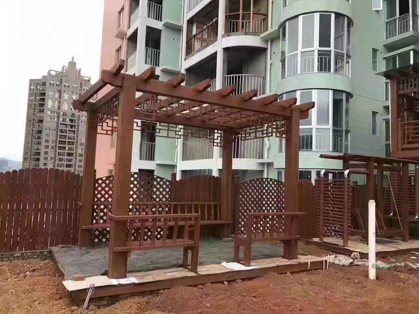 防腐木葡萄架不仅能为户外空间增添绿意,还能提供遮荫,支撑植物生长