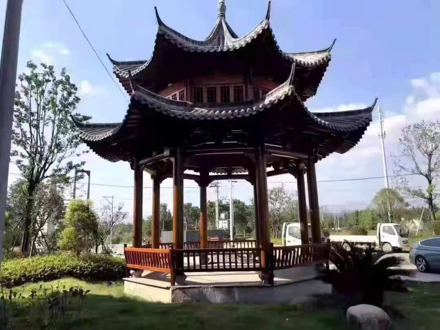 斗拱结构与中式屋脊设计,防腐木凉亭将中华建筑美学融入现代景观