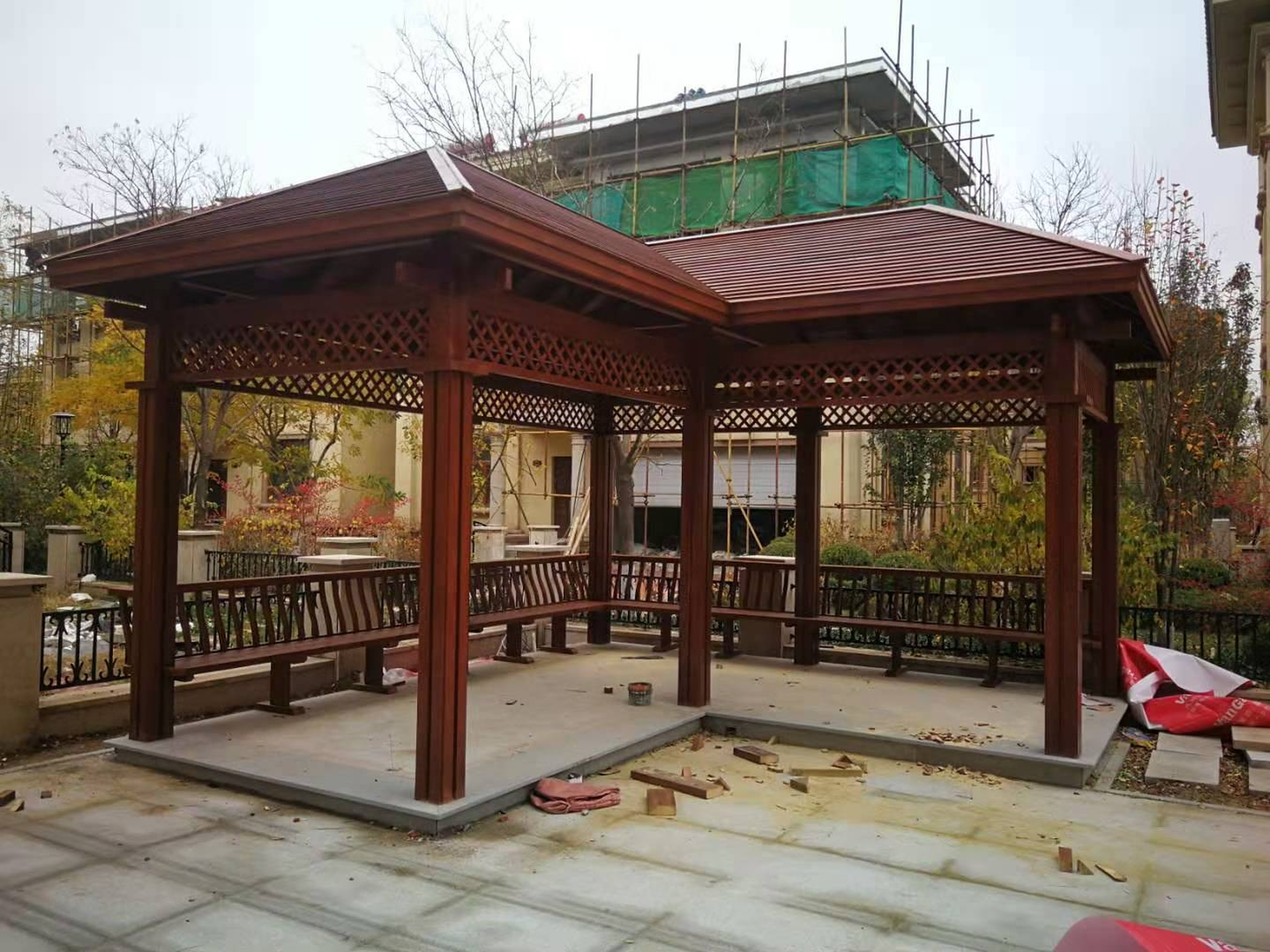 景观廊亭:防腐木与自然的融合