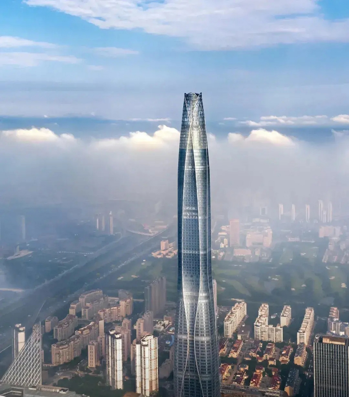 北方第一高楼"天津周大福金融中心"530米,形似火箭,这座103层的多用途