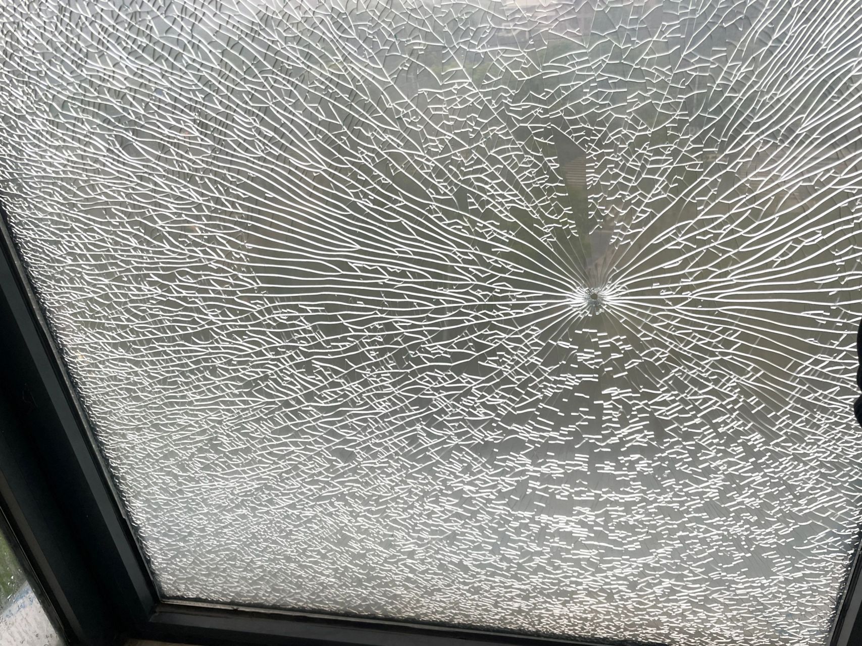 一觉醒来之后,发现落地玻璃竟然变成冰裂玻璃…但从裂纹来看,感觉不是